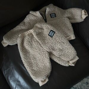Baby set: sweatshirt and sweatpants